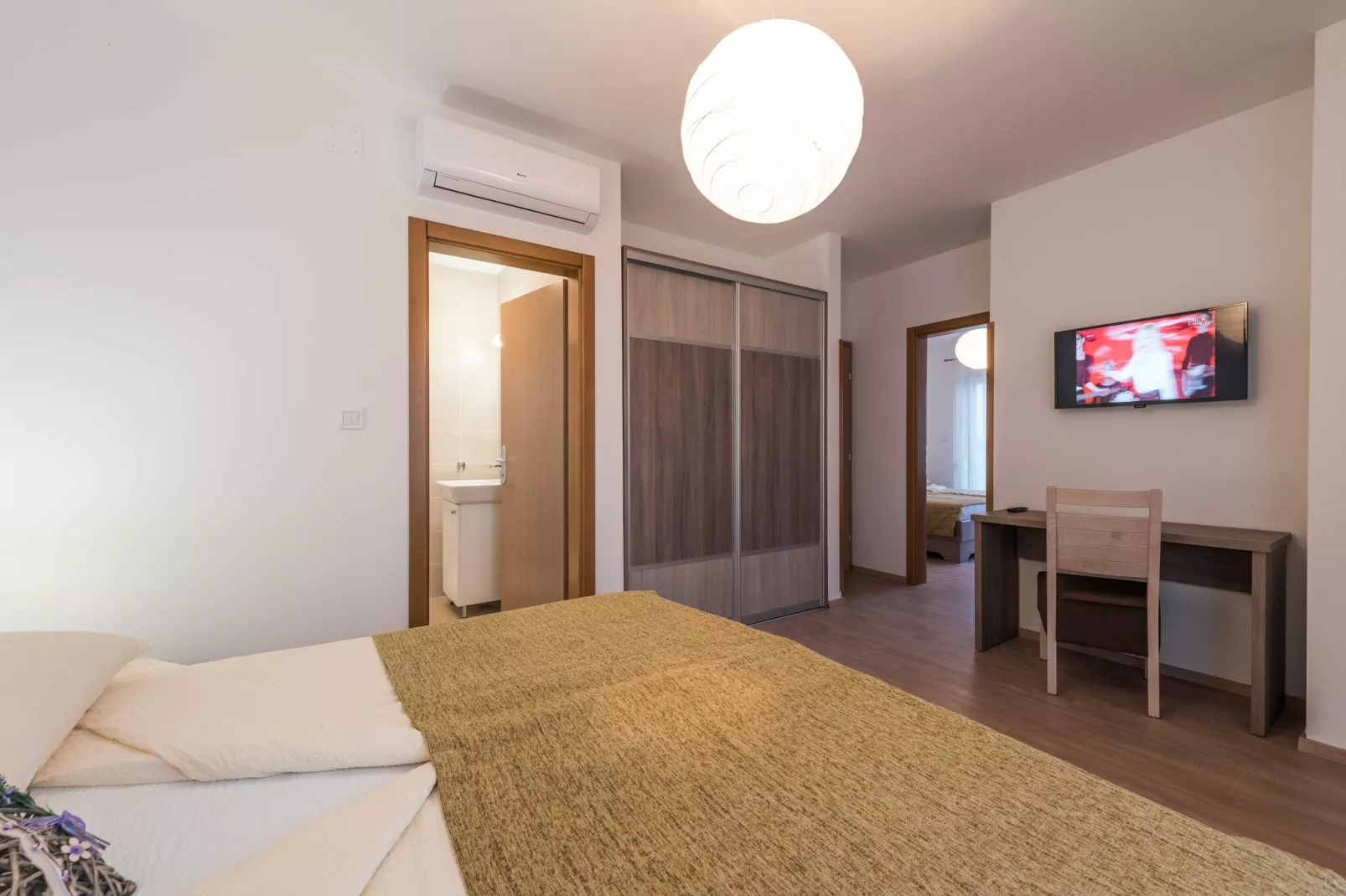 Luxury Escape with Swimming Pool & Modern Design -Deluxe Four Bedroom Villa with Private Pool (Villa 6)-Slaapkamer