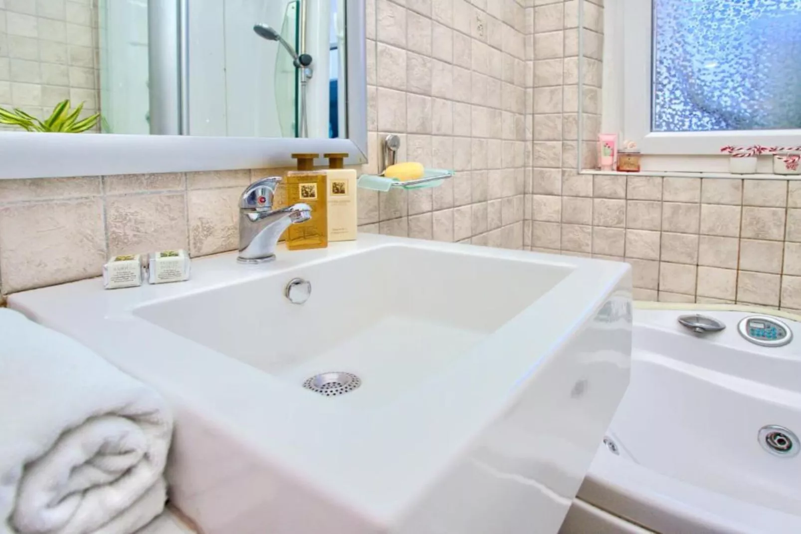 Kotor Old Town Charm Apartment - Two Bedroom Apartment-Badkamer