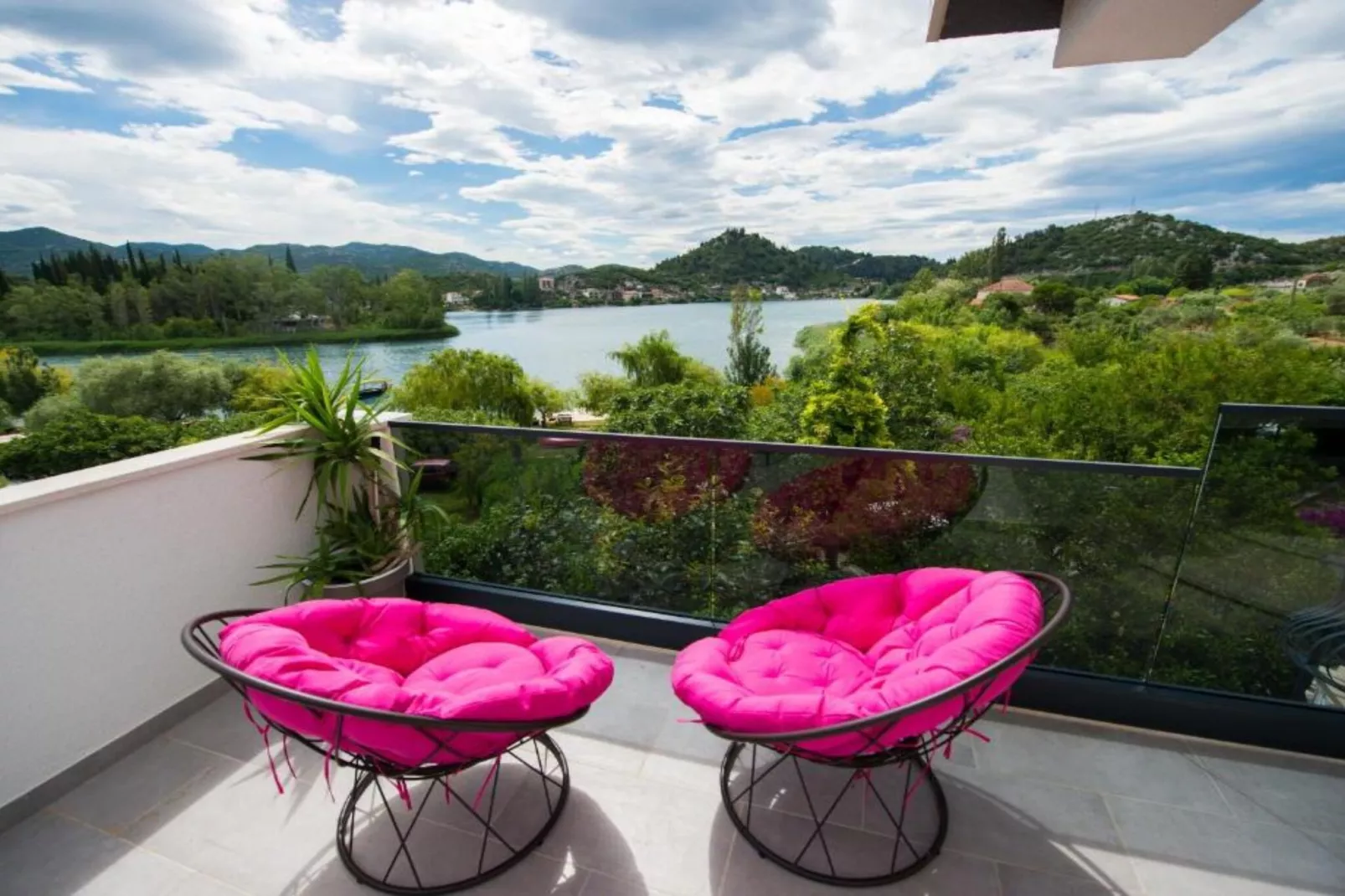 Two-Bedroom Apartment With Lake View-Terras