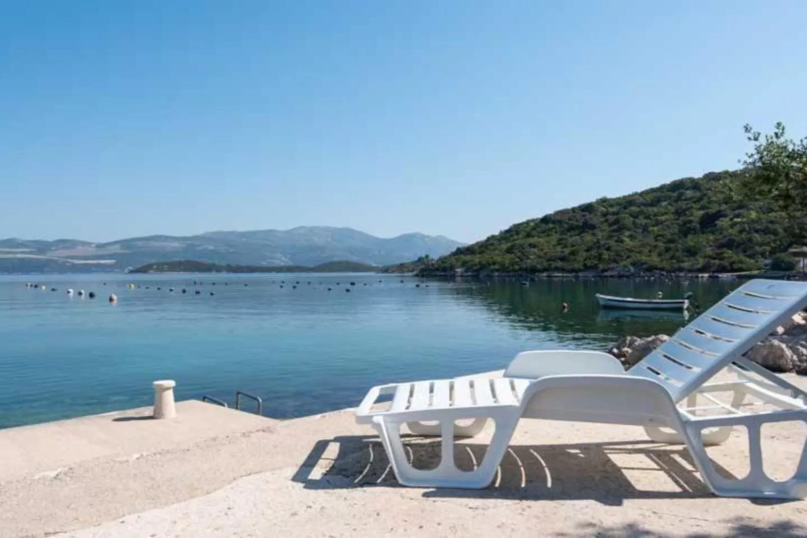 Spacious and Cozy Seafront Apartments - One Bedroom Apartment with Terrace and Sea View-Buitenlucht