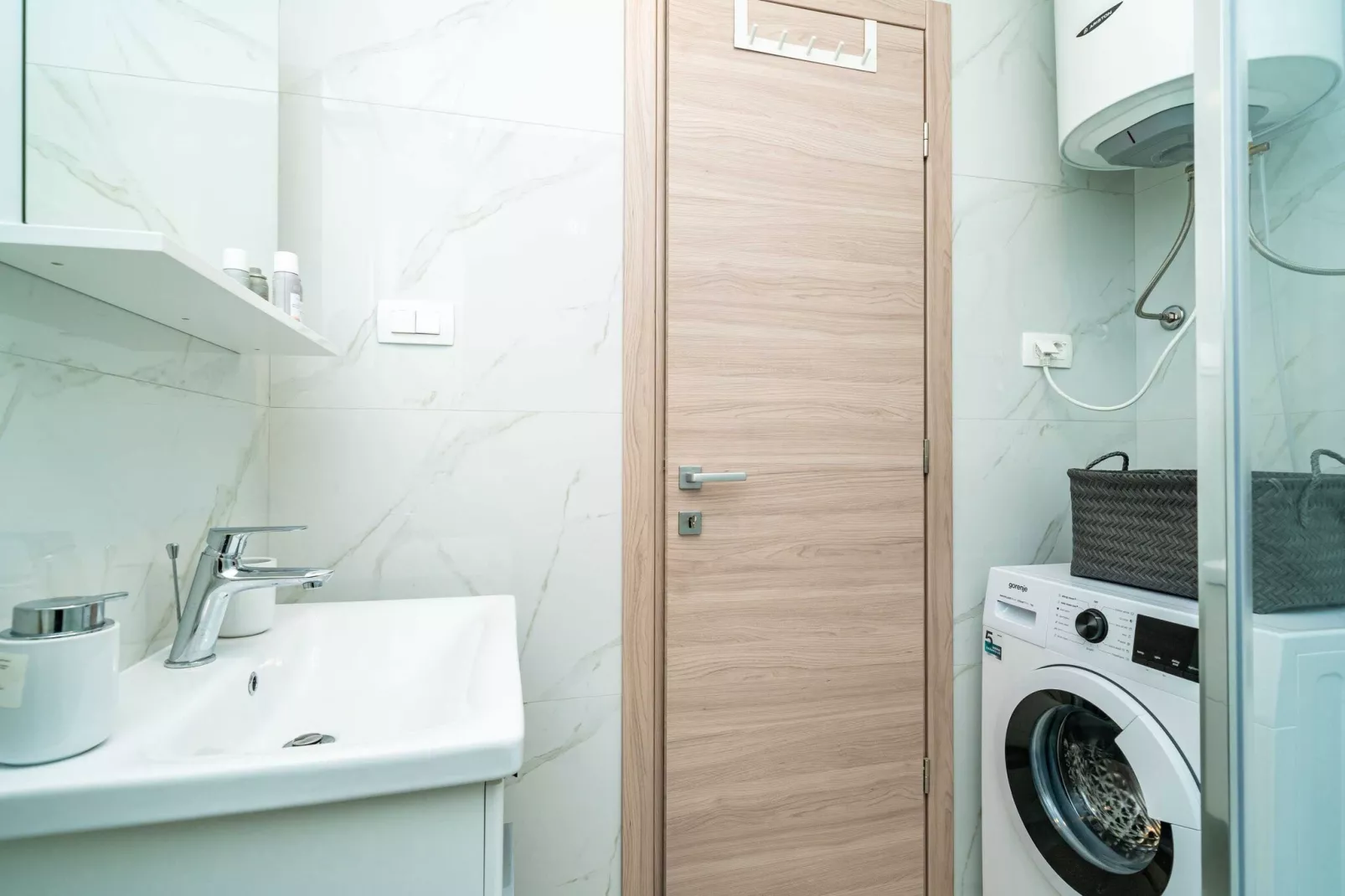 Apartment Zoric - Two Bedroom Apartment with Balcony-Badkamer