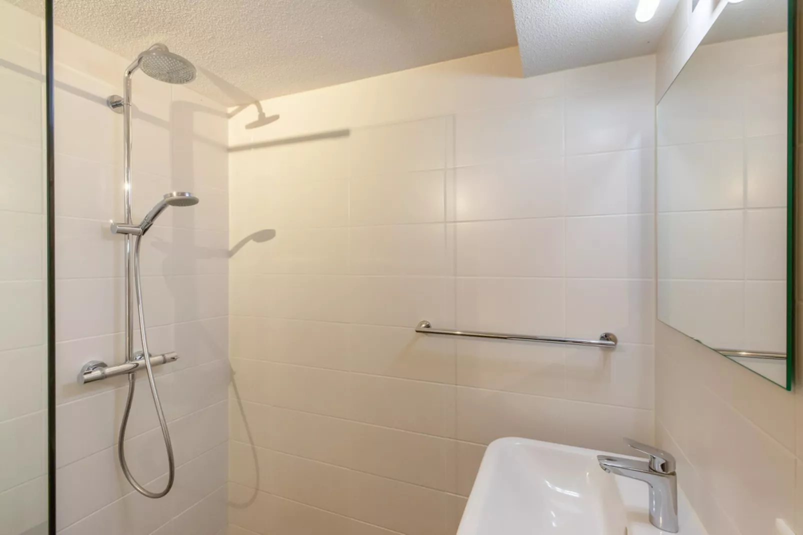 Zonnedorp 23 Zeeland Huis Renesse: Luxury Beach Holiday | Close to North Sea-Badkamer