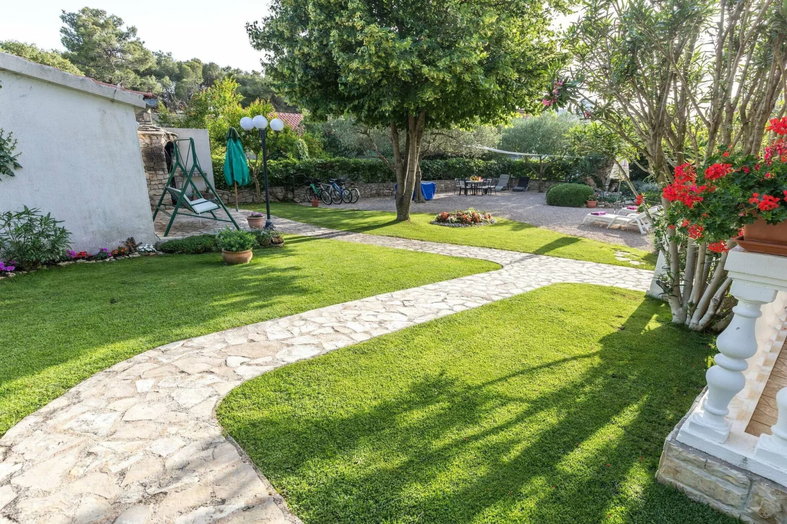 Beach apartment Jadrija-Tuinen zomer