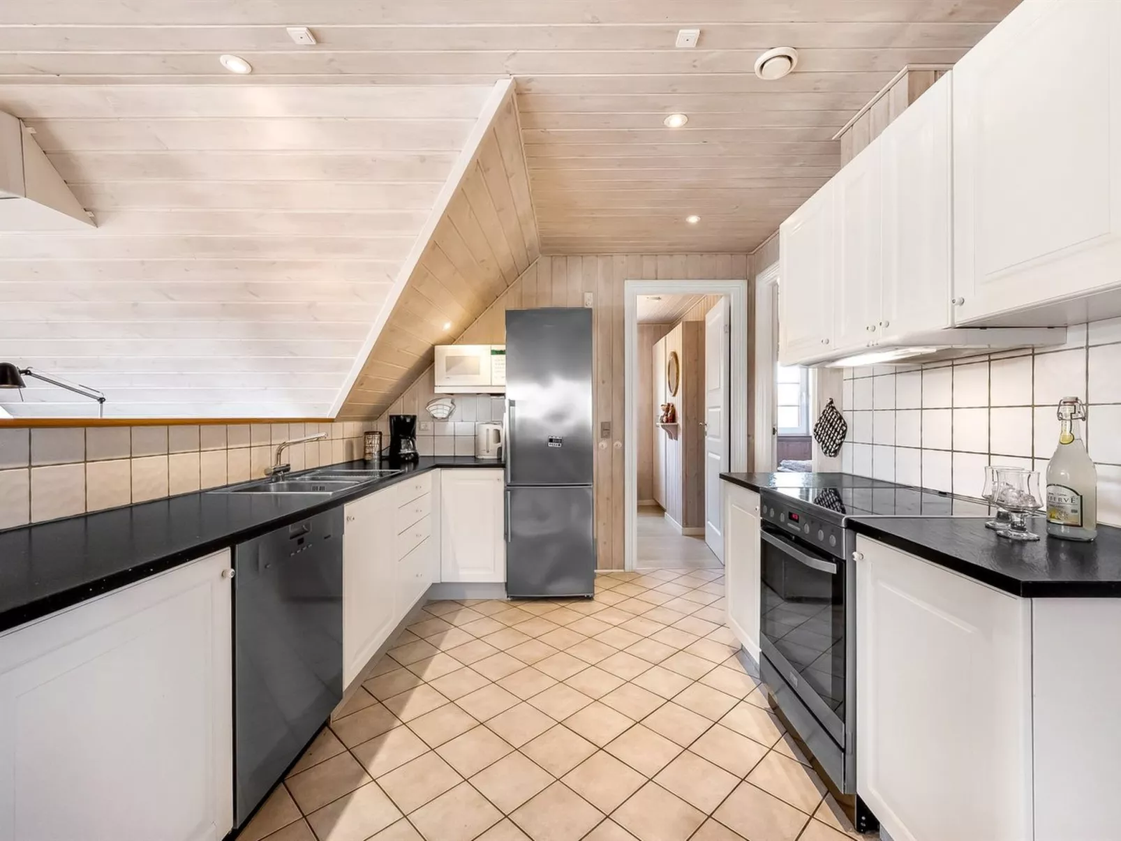 "Slava" - 250m from the sea-Binnen