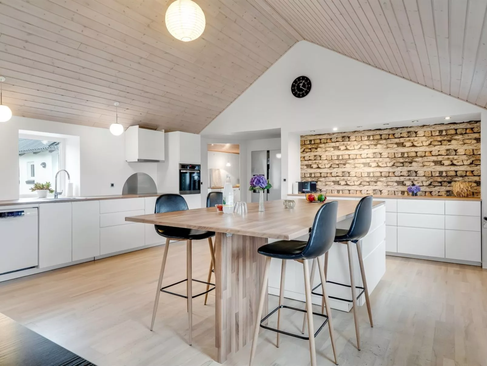 "Folkar" - 3km to the fjord-Binnen