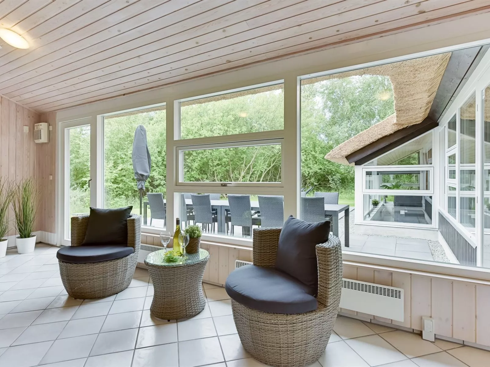 "Ellanor" - 1km from the sea-Binnen