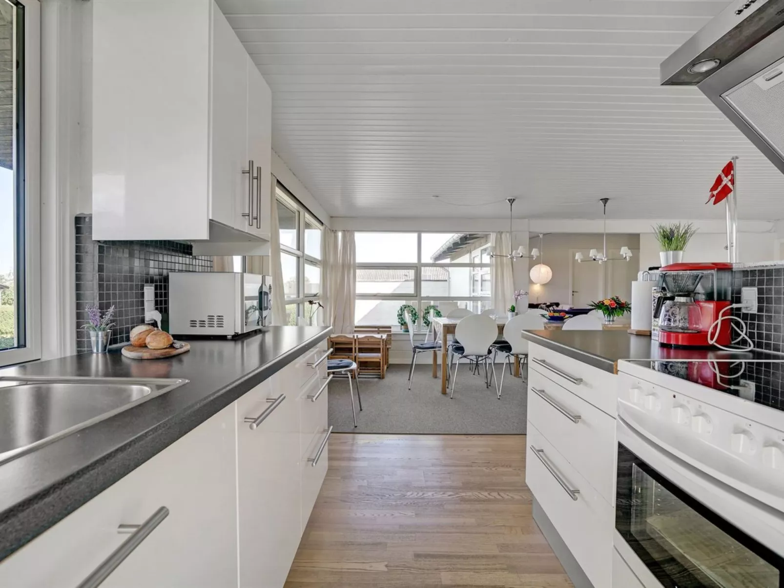 "Evald" - 200m from the sea-Binnen