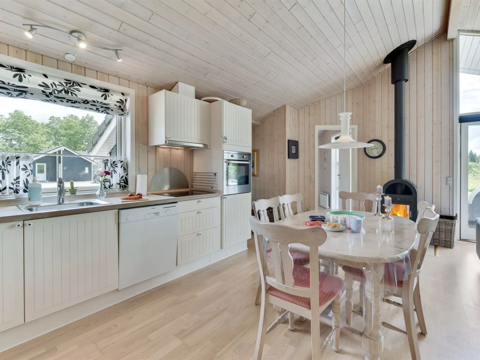 "Estrid" - 30km from the sea-Binnen