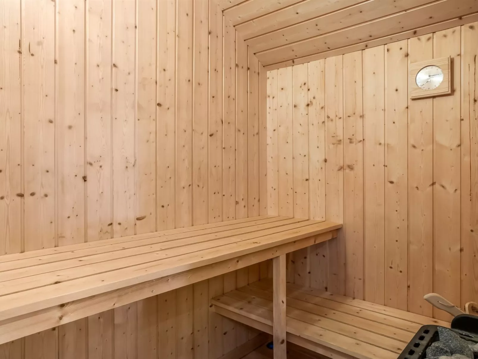 "Enid" - 700m from the sea-Binnen