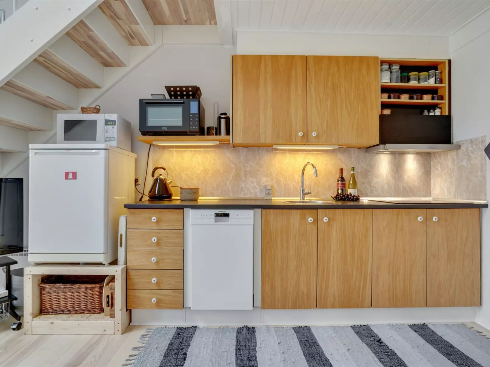 "Tofan" - 100m to the fjord-Binnen