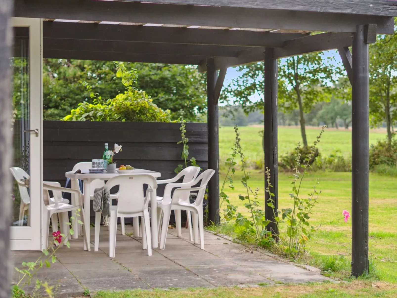 "Thana" - 8km from the sea-Buiten