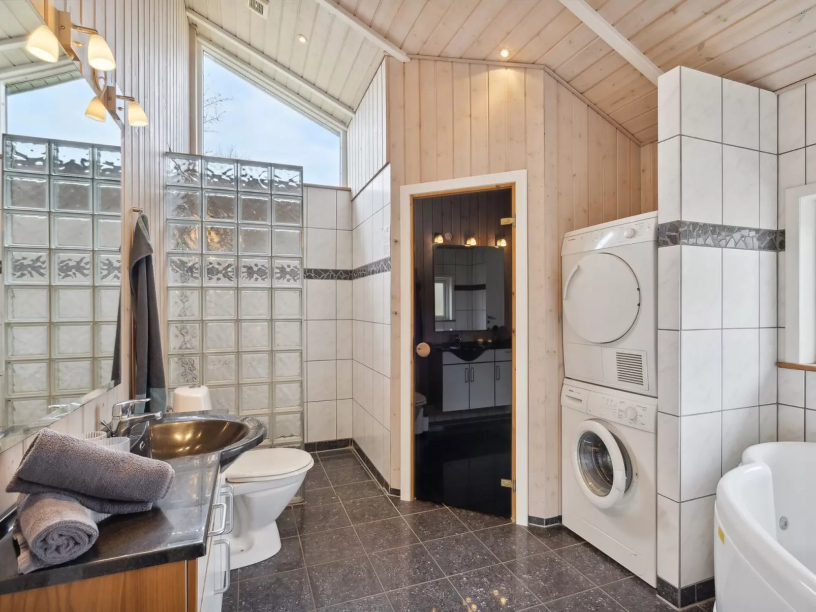 "Elif" - 30km from the sea-Binnen