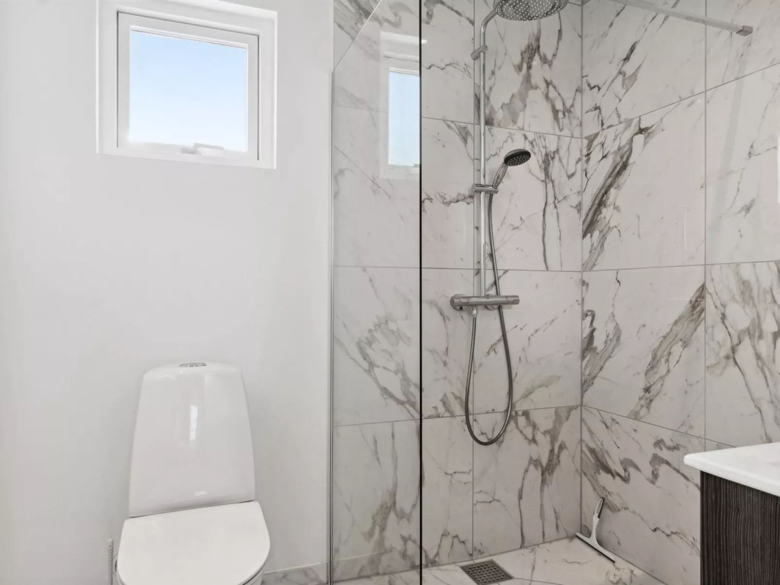 "Scalli" - 1.5km to the fjord-Binnen