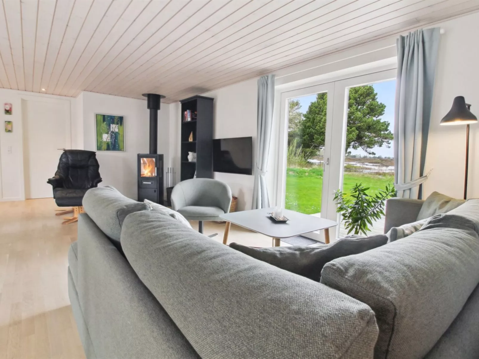 "Golubinka" - 2.5km from the sea-Binnen