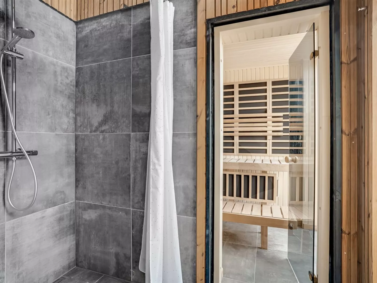 "Elevus" -  from the sea-Binnen