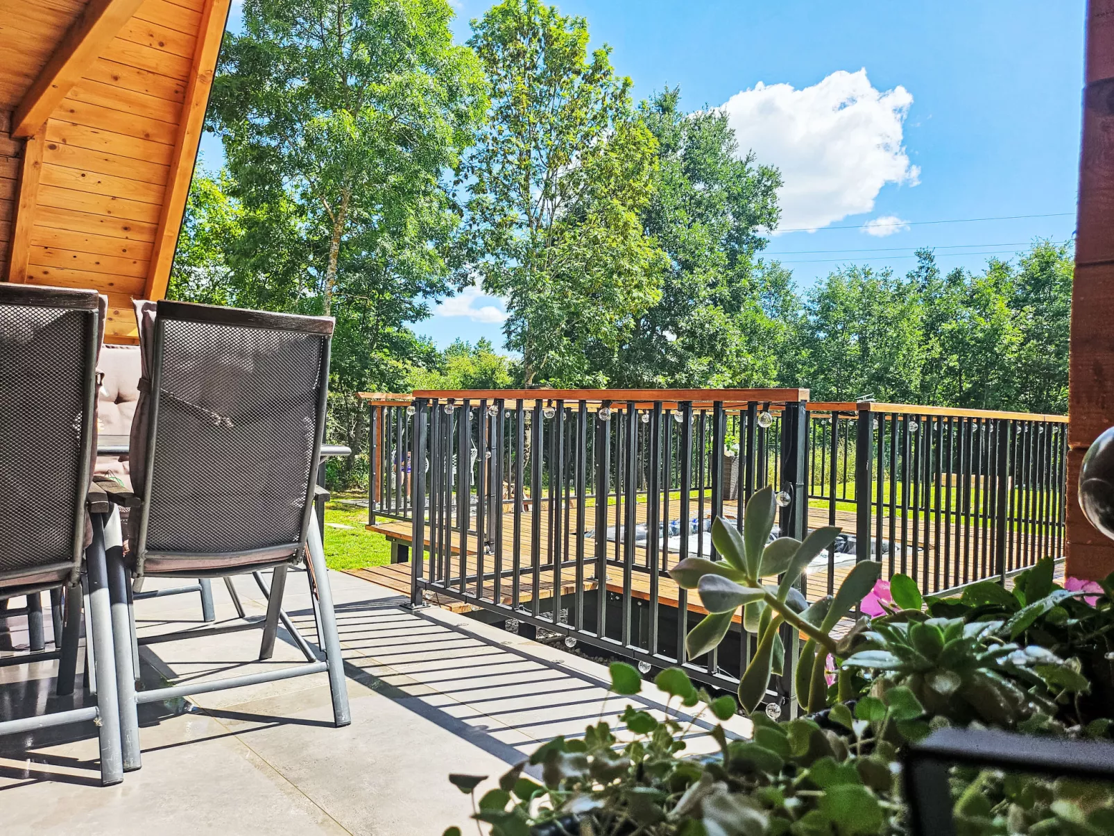 Tomina Koliba Lika-Buiten