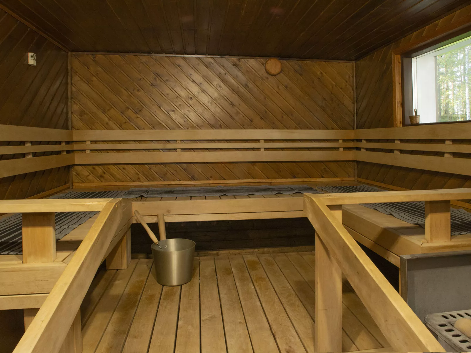 Päätalo, mökkilomat ja perhejuhlat-Binnen