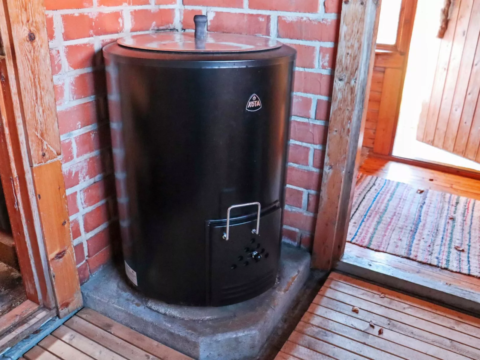 Laattajan hirsipirtti-Binnen