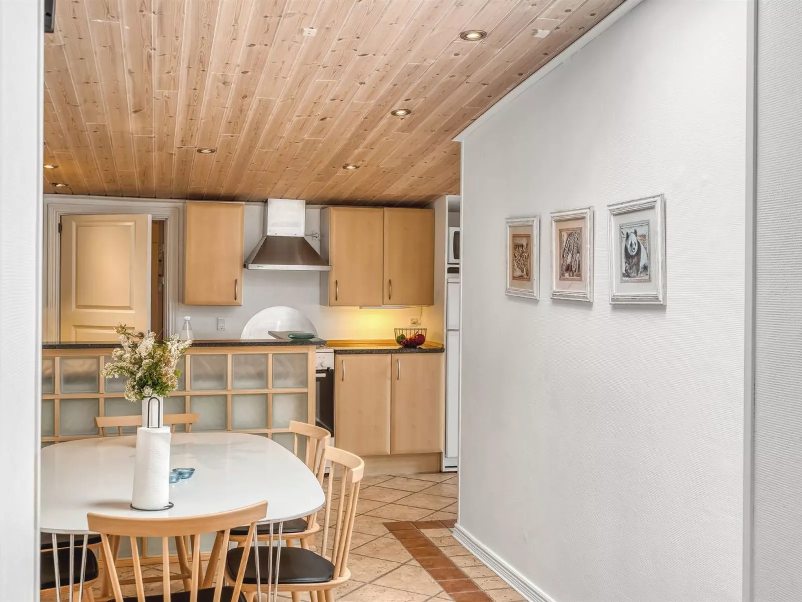 "Aku" - 700m from the sea-Binnen