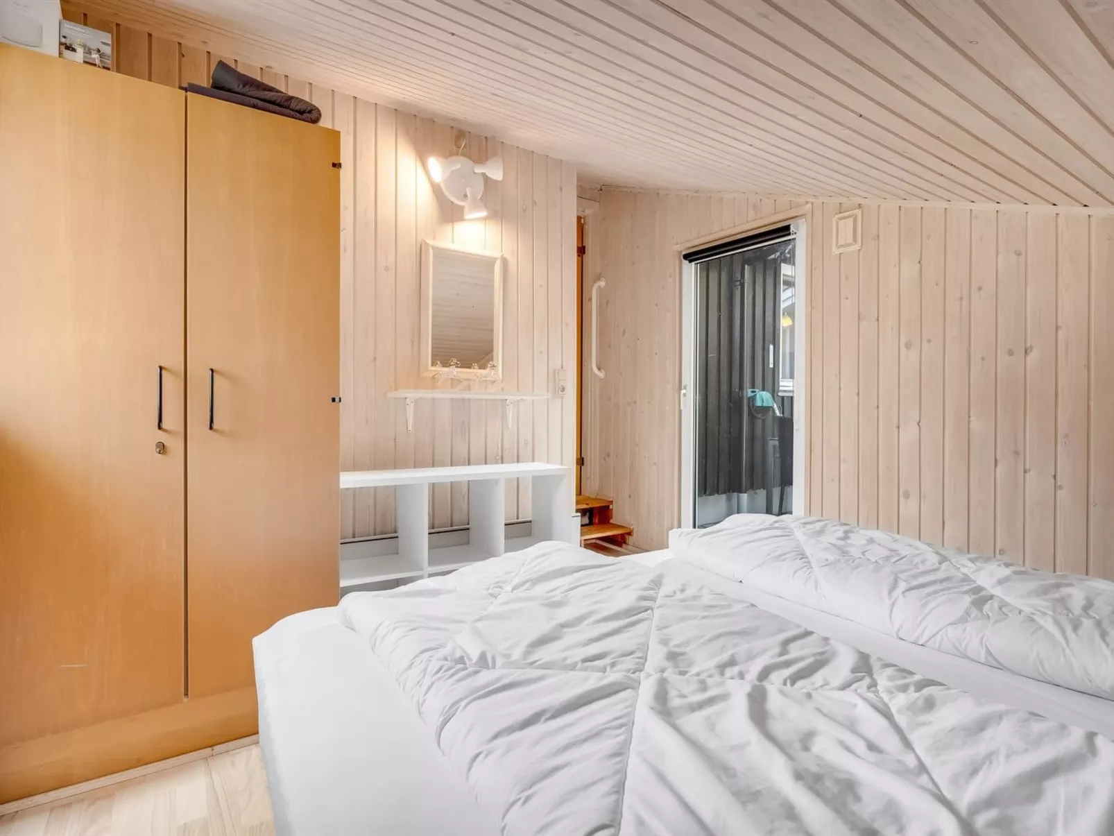 "Iris" - 200m to the fjord-Binnen