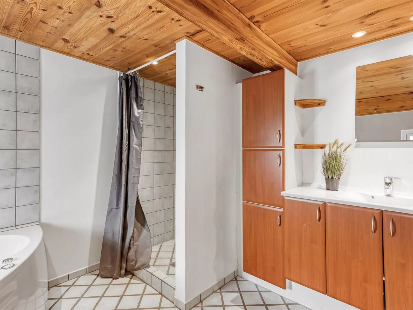 "Yrjö" - 2.5km from the sea-Binnen