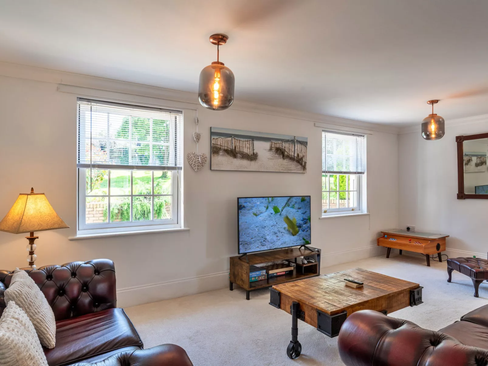 Nicely Tucked Away Cottage-Binnen