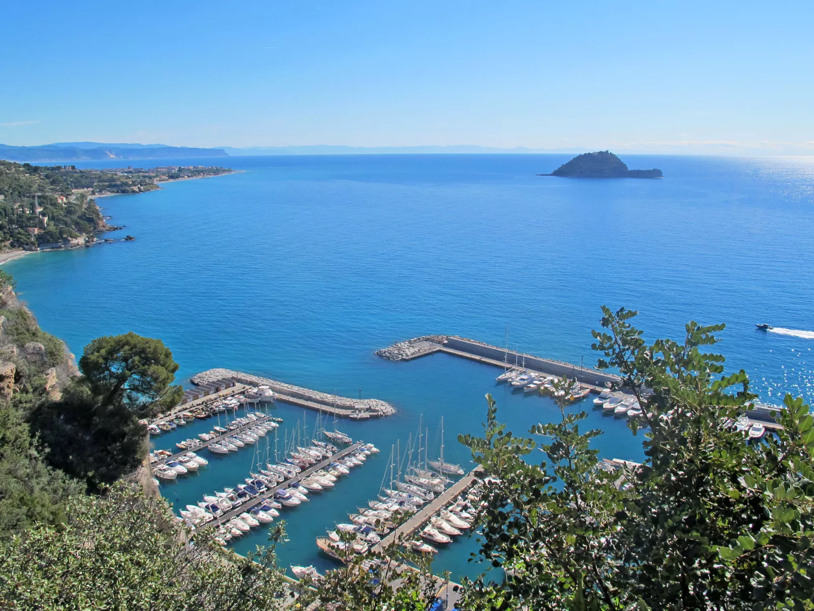 By Center and Sea-Omgeving