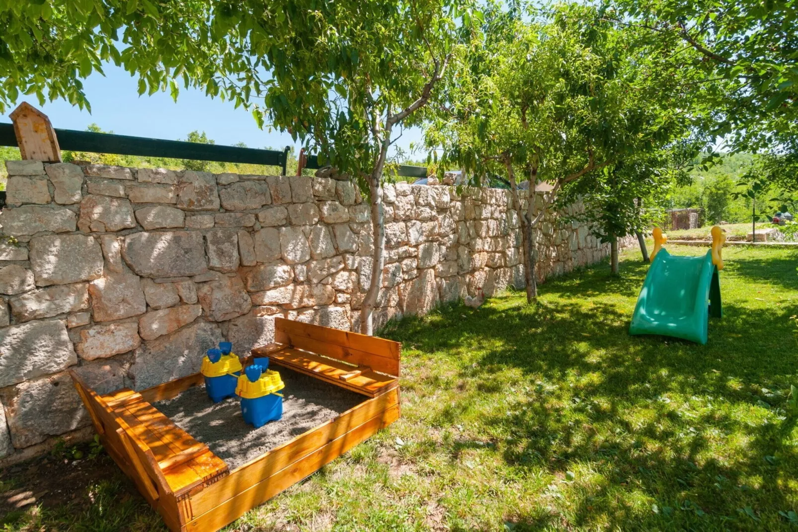 Five-Bedroom Home-Zwembad