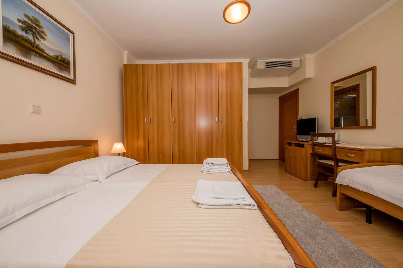 Guest House Villa Anggela - Comfort Triple room with Balcony and Sea View (Br4)-Binnen