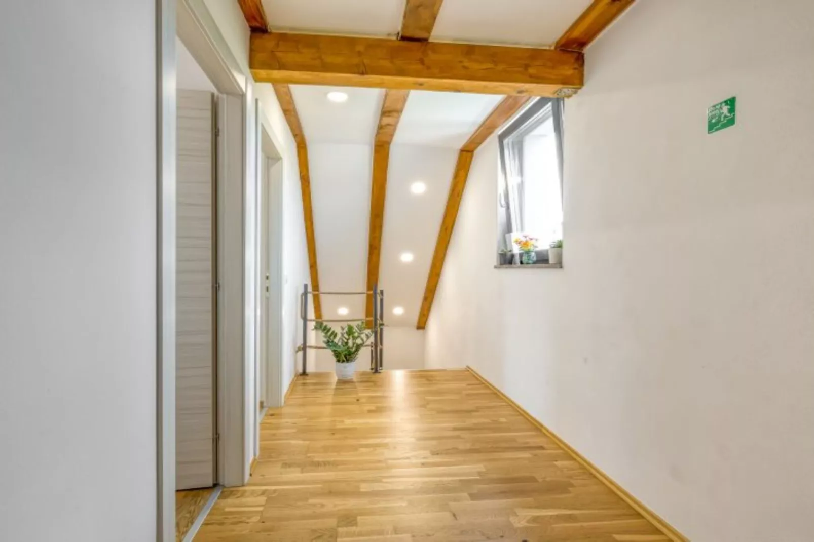 Four Bedroom Holiday House Mali Raj with Pool-Binnen