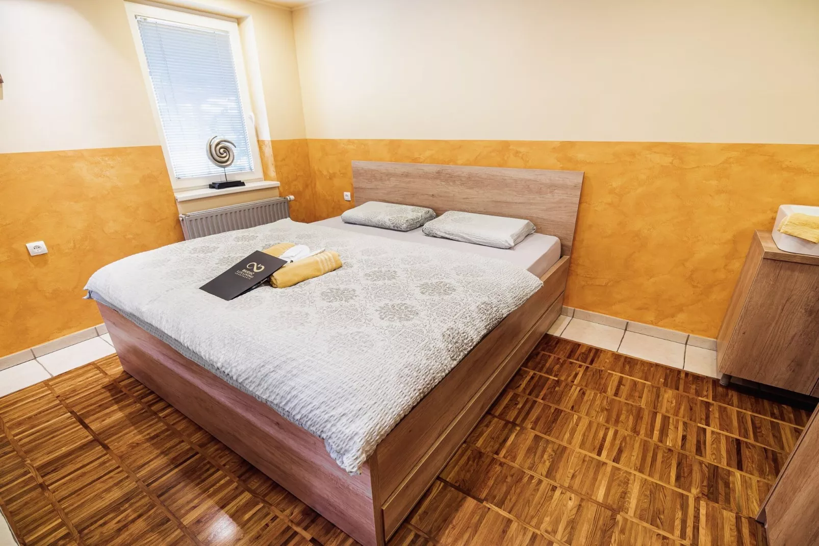 Elegant and Stylish Retreat Apartments with Terrace - Two Bedroom Apartment with Terrace-Slaapkamer