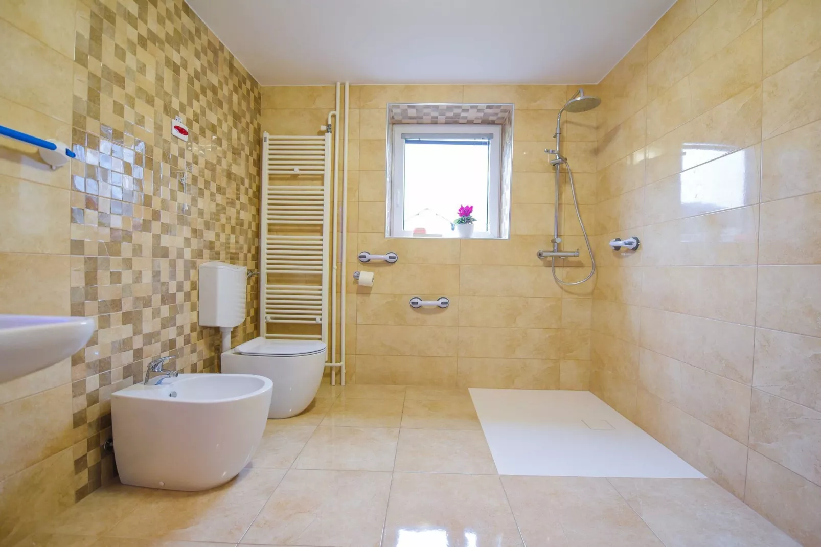 Cozy Luxe Holiday Home with Natural Thermal Bath - Seven Bedroom Holiday Home-Badkamer