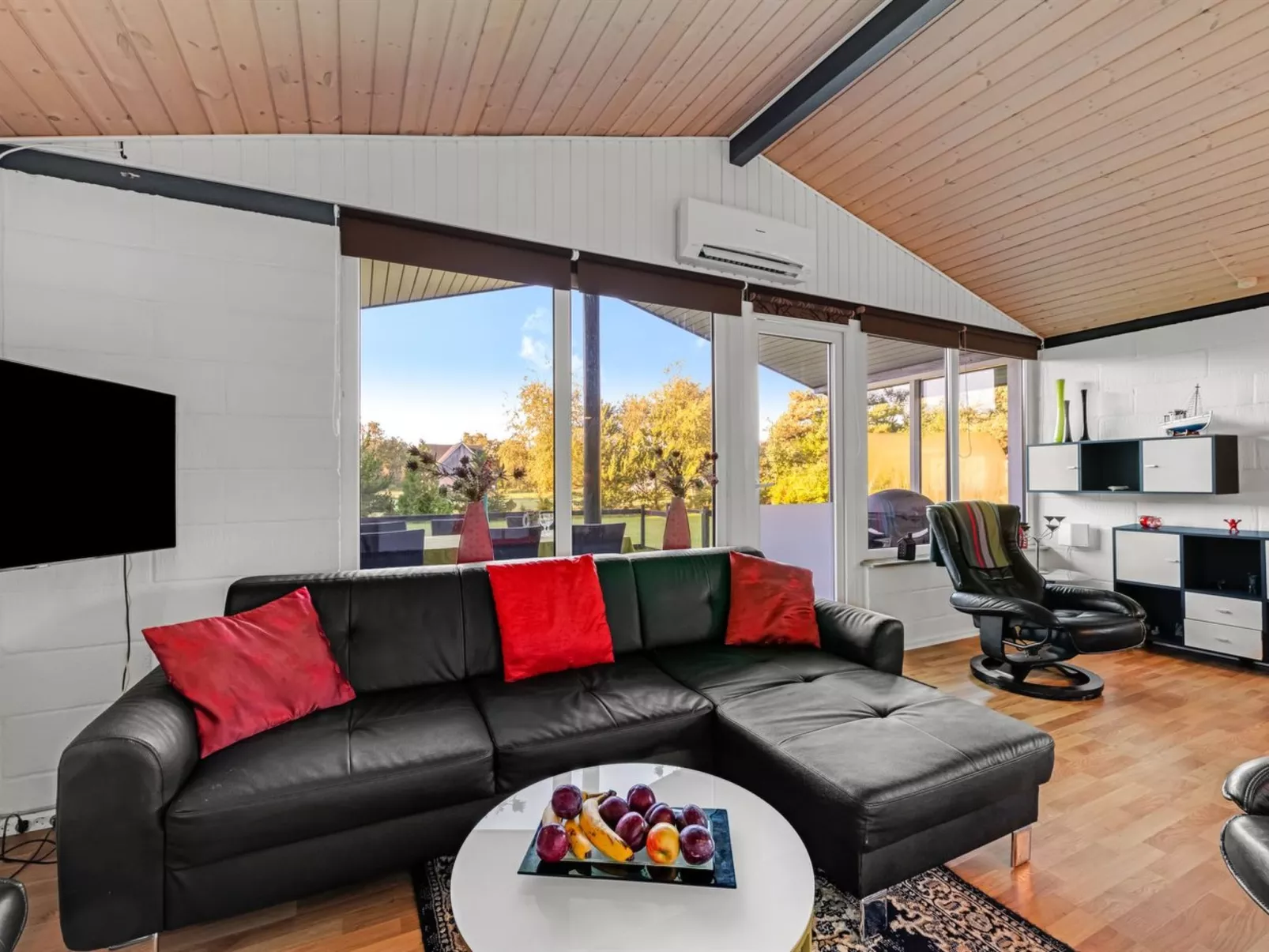 "Sjarlotte" - 400m to the fjord-Binnen