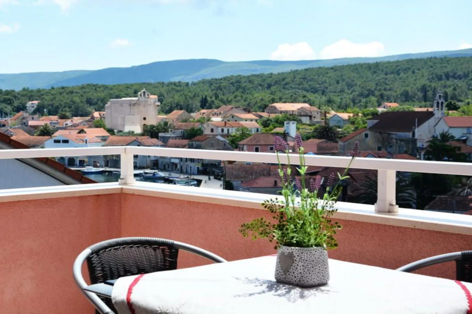 One Bedroom Apartment with Balcony and Sea View 2-Buitenlucht