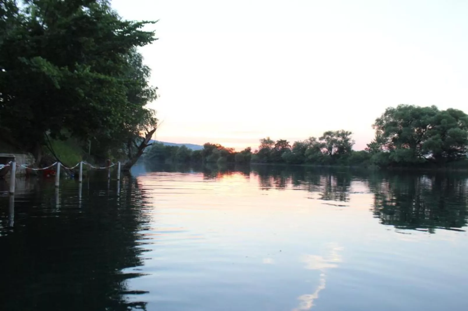 Four bedroom home with river view-Buitenlucht