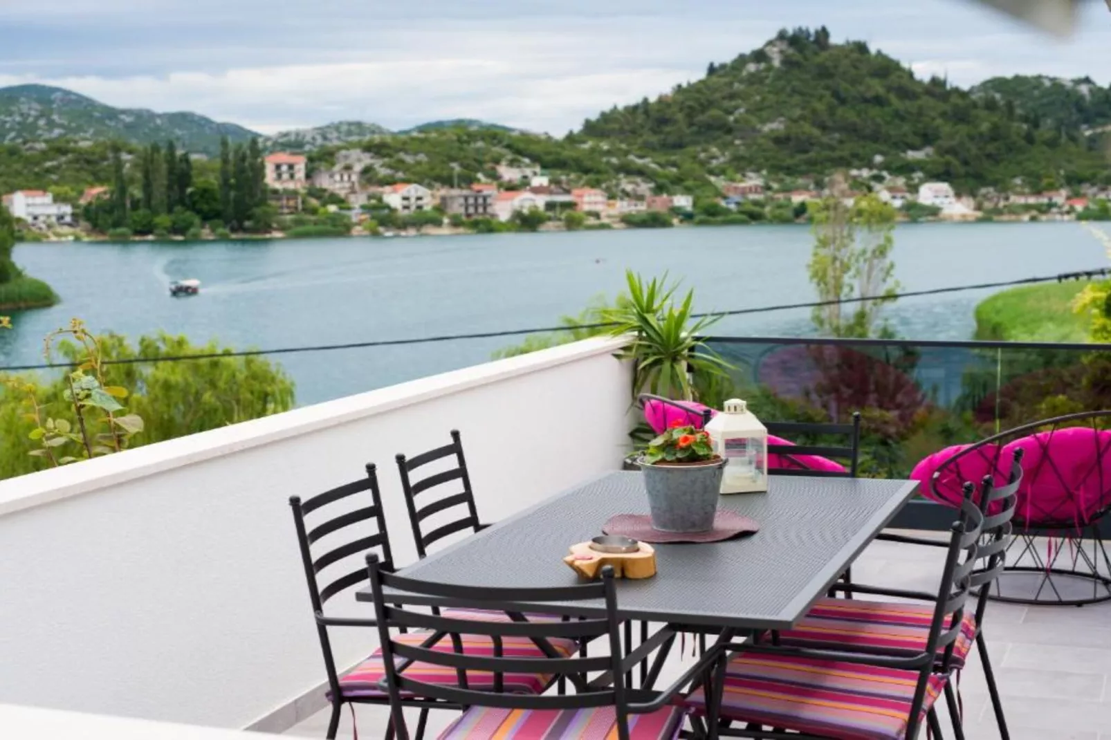 One-Bedroom Apartment With Lake View-Terras