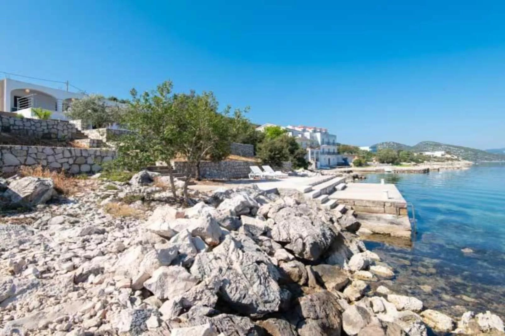 Spacious and Cozy Seafront Apartments - Two Bedroom Apartment  with Terrace and Sea View-Buitenlucht