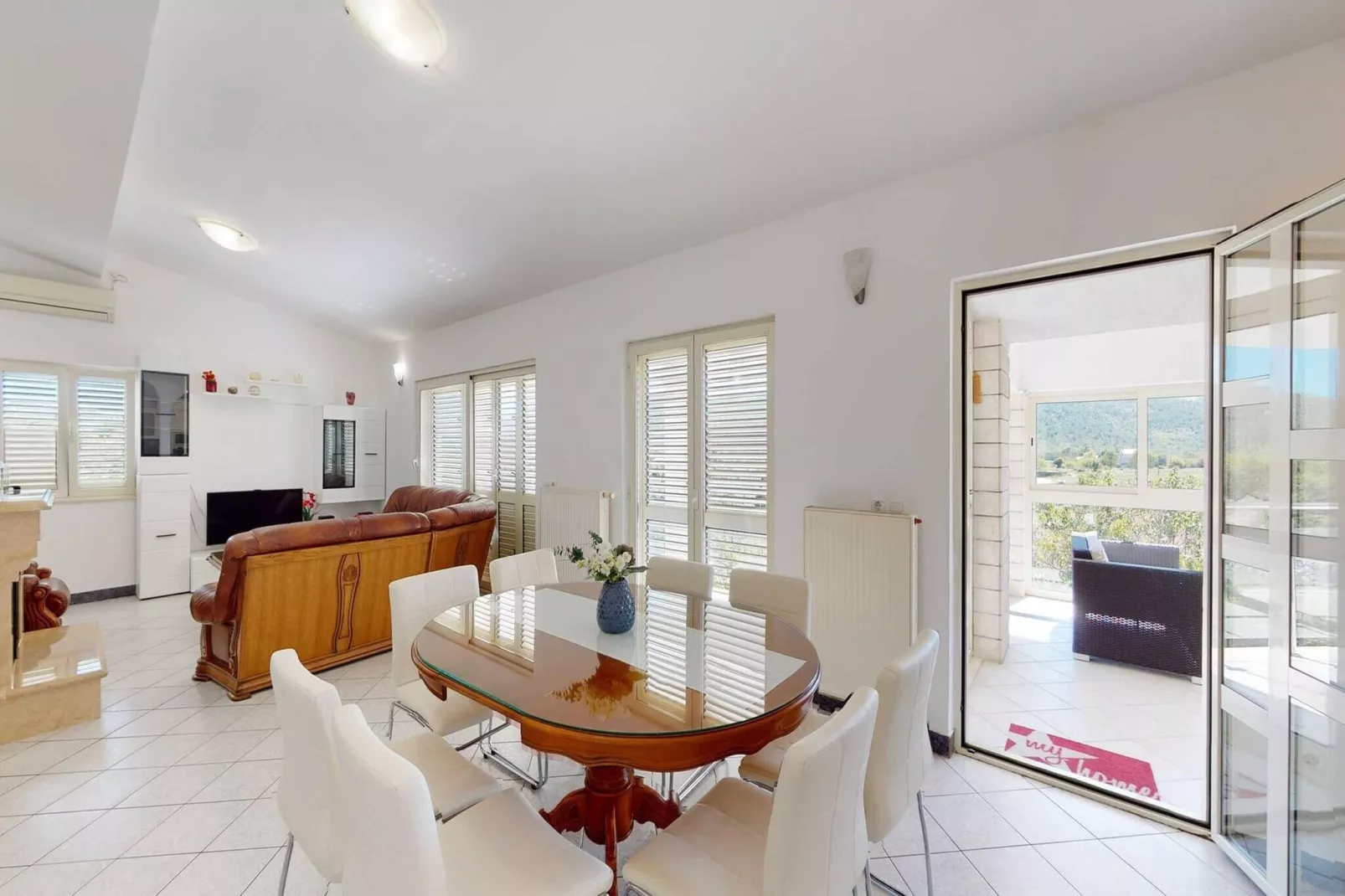 Sport & Spa Villa Neoric-Eetkamer