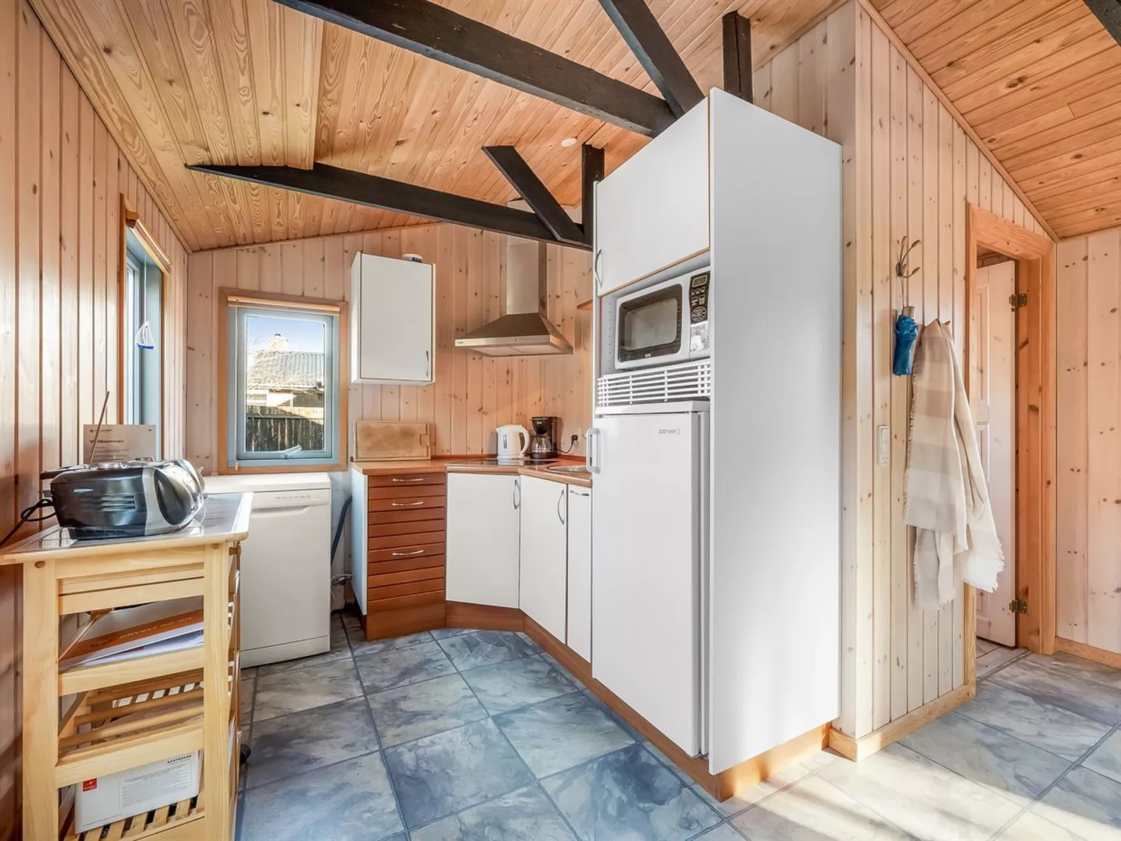 "Alpi" - 250m to the fjord-Binnen