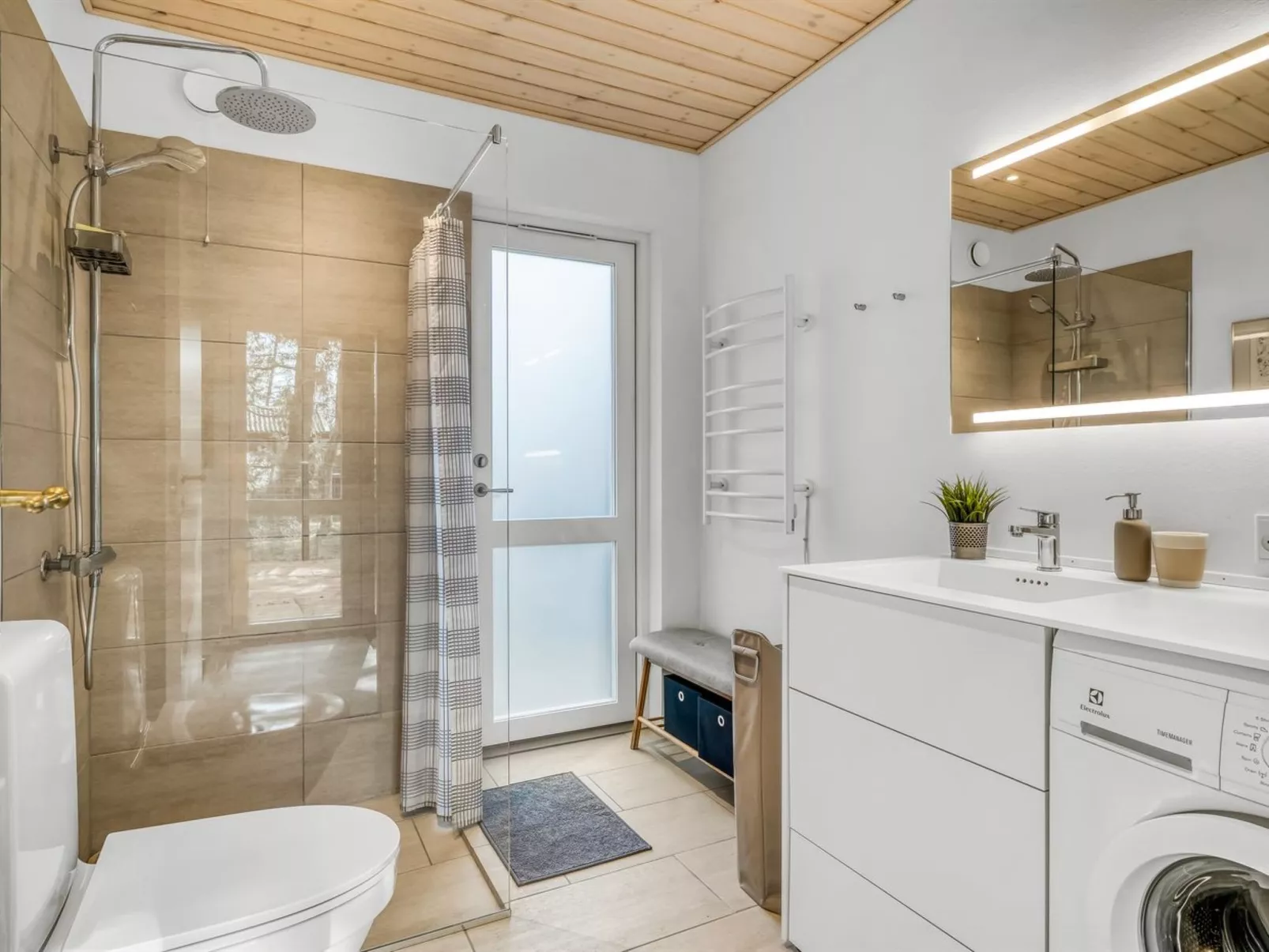 "Milan" - 250m to the fjord-Binnen