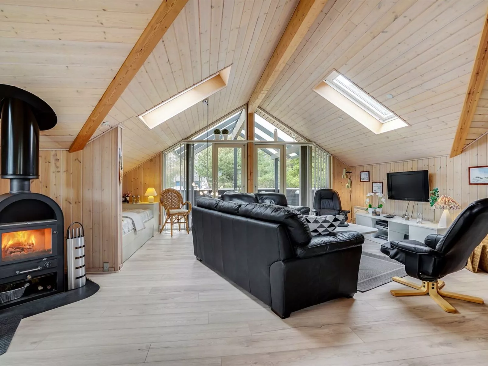 "Medard" - 2km from the sea-Binnen