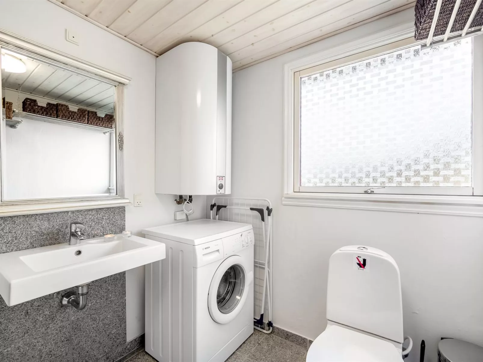 "Heera" - 100m to the fjord-Binnen