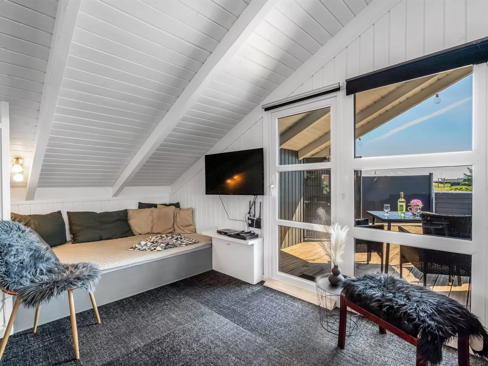 "Henning" -  from the sea-Binnen