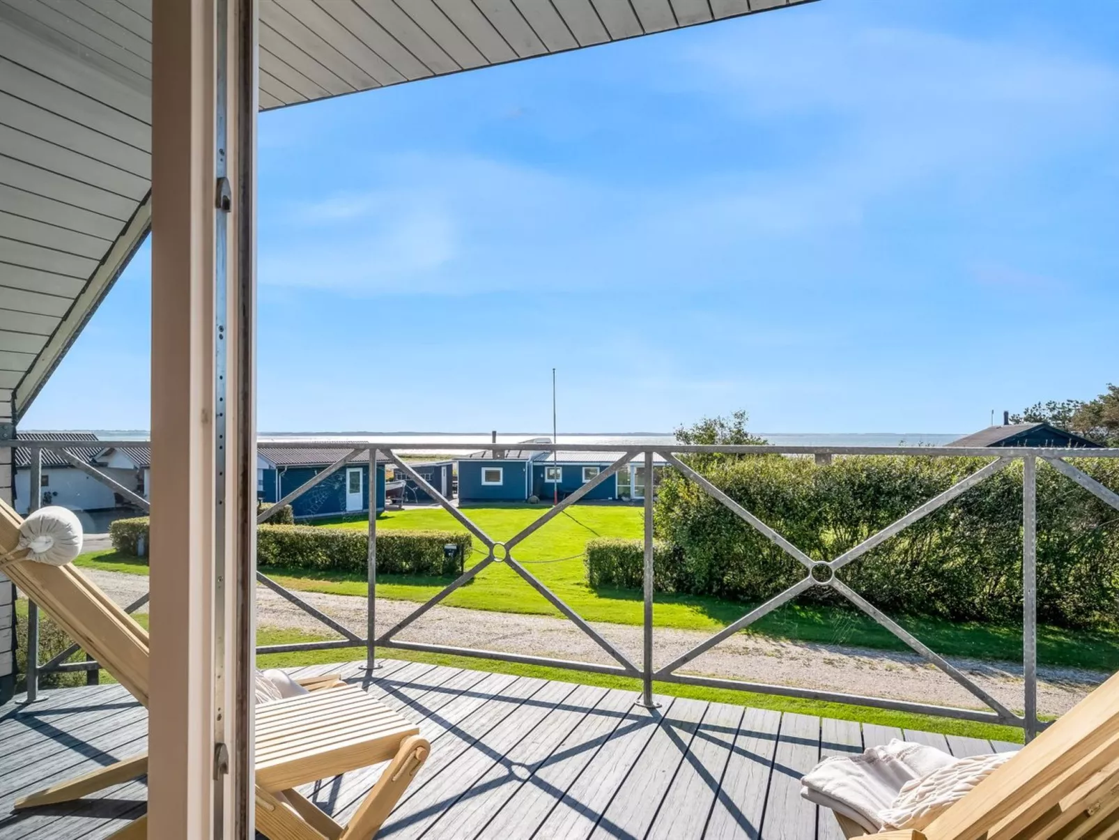 "Dunja" - 200m to the fjord-Buiten