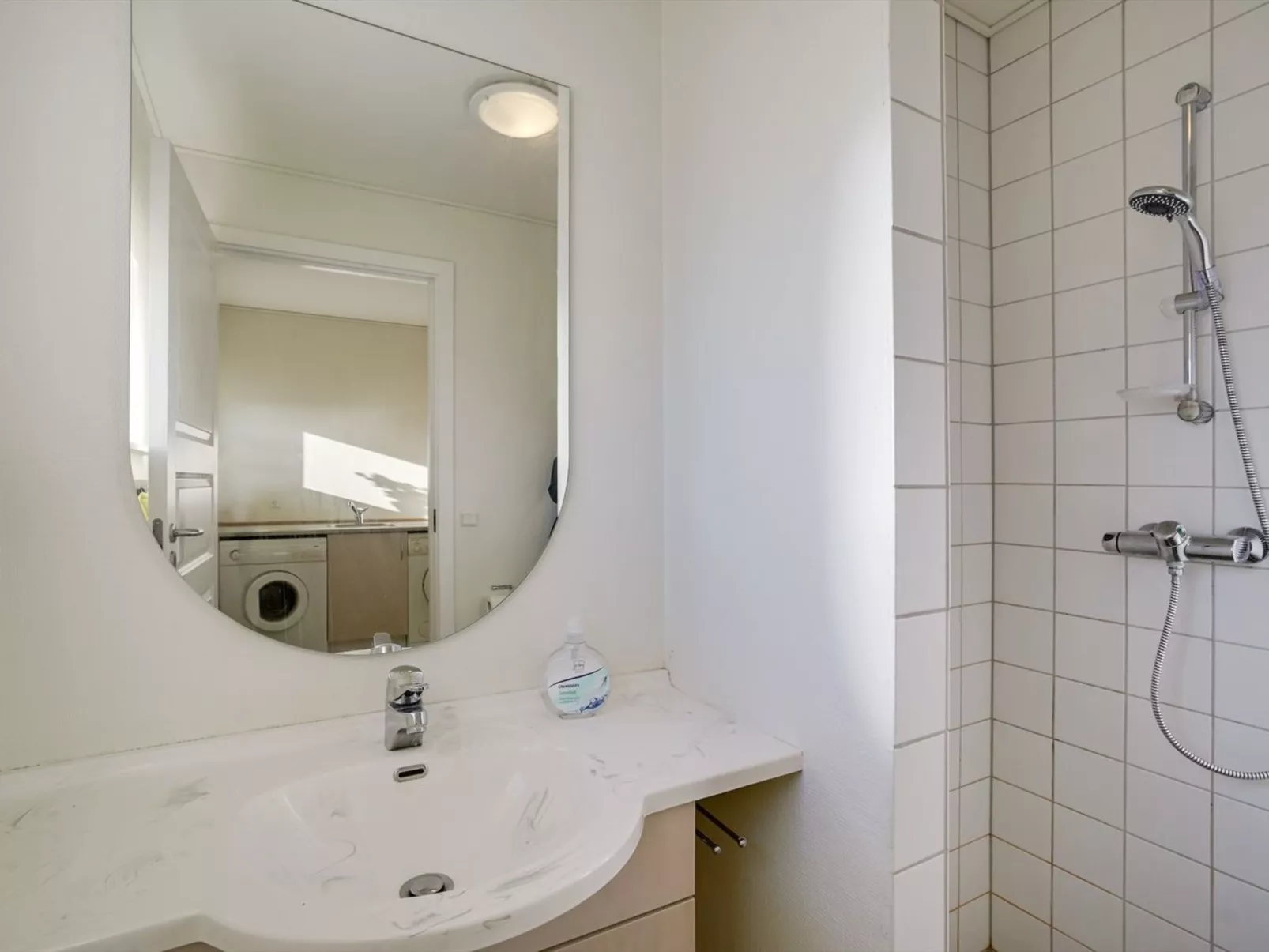 "Line" - 10m from the sea-Binnen