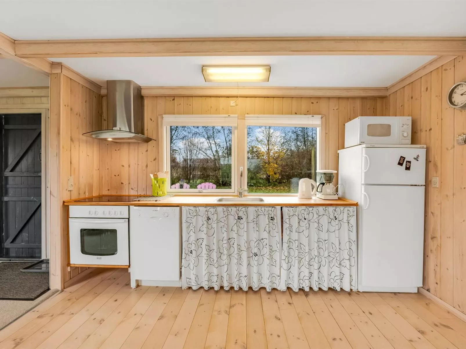 "Scarlet" - 400m to the fjord-Binnen