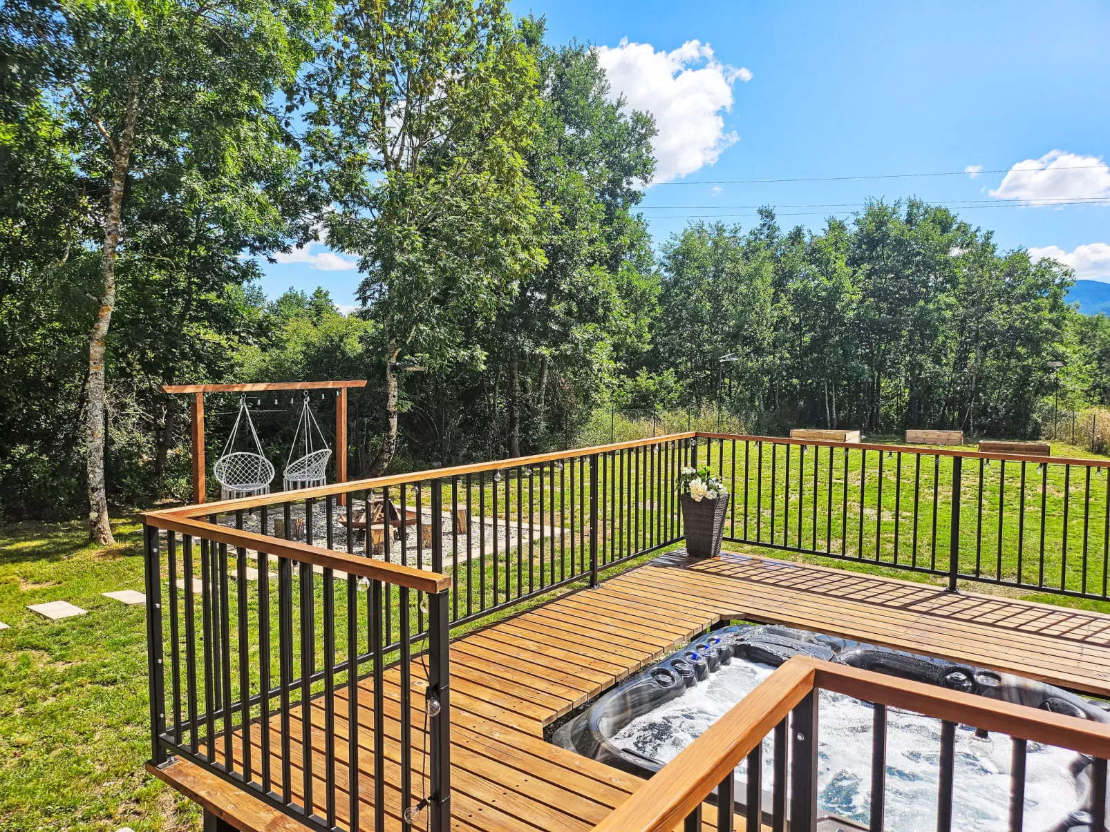 Tomina Koliba Lika-Buiten