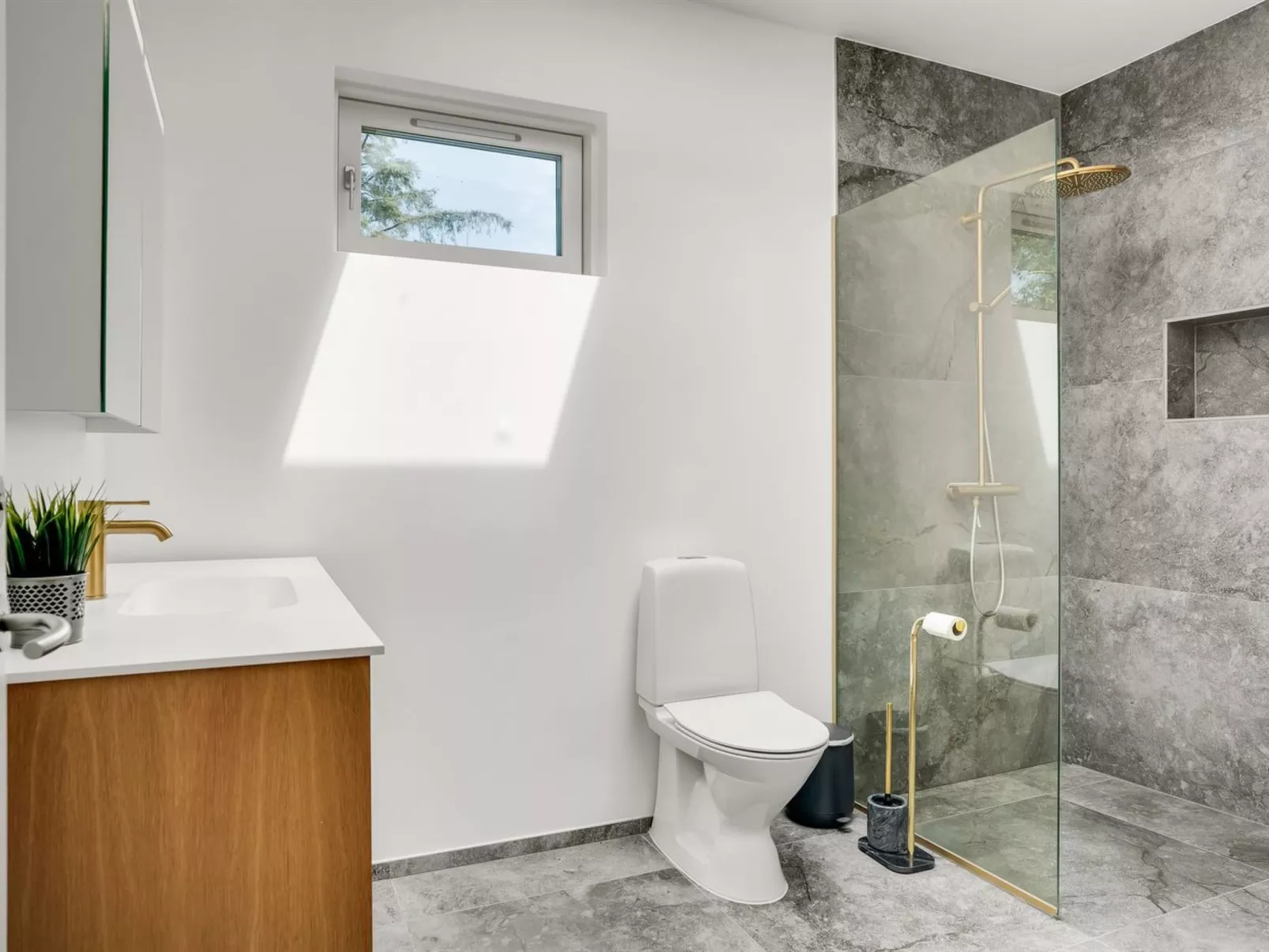 "Jonas" -  from the sea-Binnen