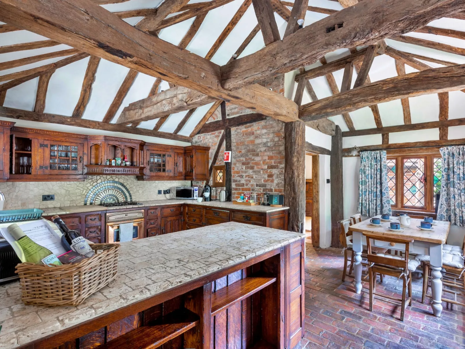 Sandhill Cottage with Hot Tub-Binnen