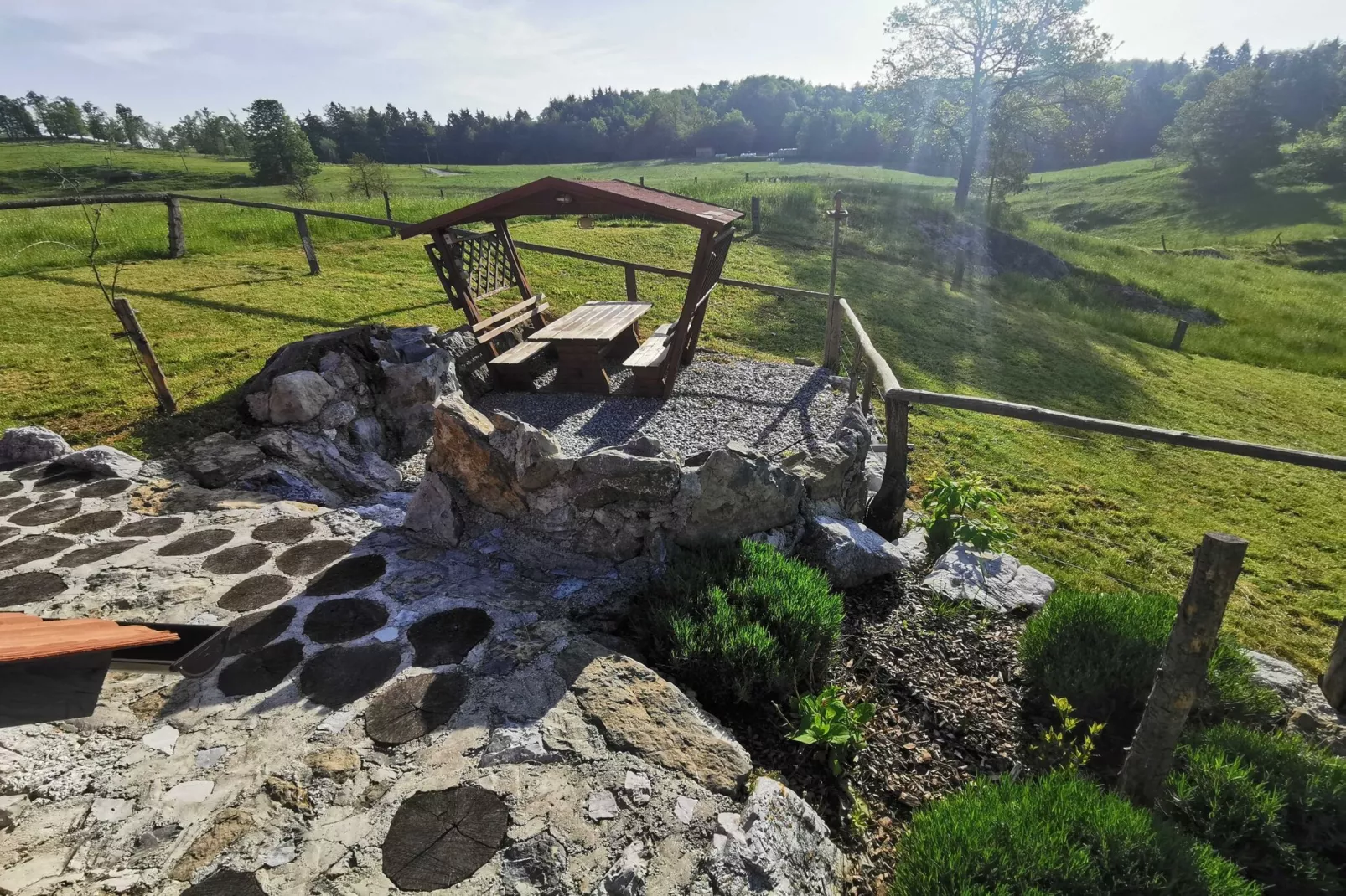 Visnja Gora Meadow Hideaway with Terrace - One Bedroom Cottage with Terrace (owner Hiška na skalci)-Buitenlucht